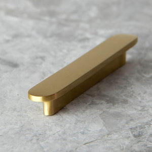 Strata Chunky Handle in Satin Brass - Detail